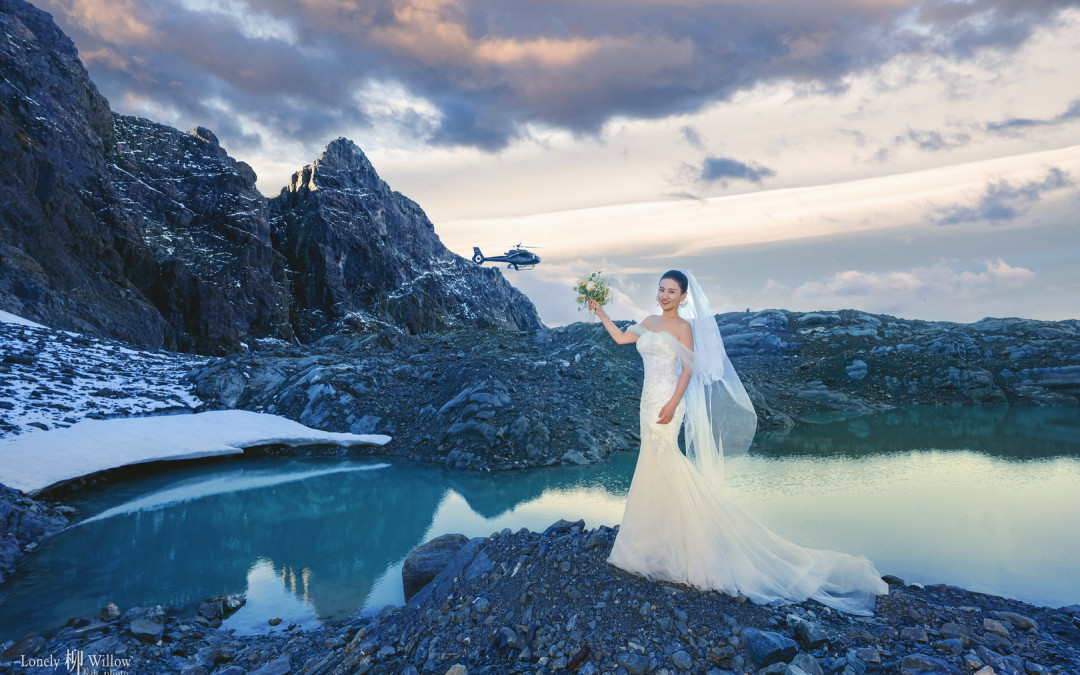 Twilight的高山冰湖