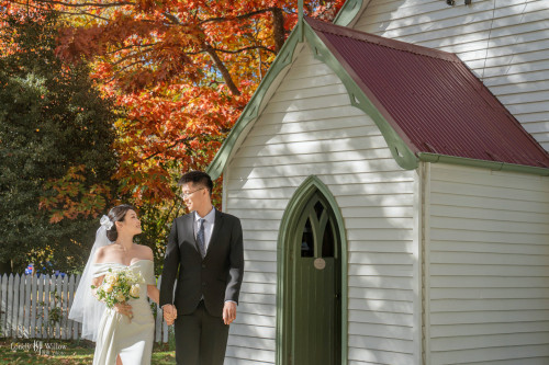 金秋的小教堂和镜湖